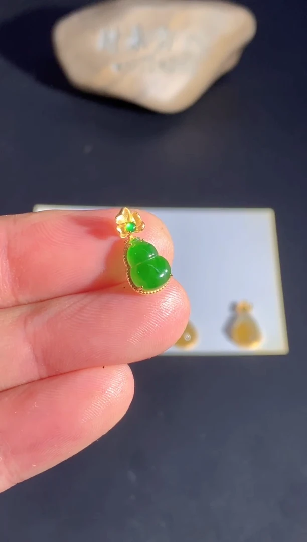 颈饰18K金镶嵌翡翠