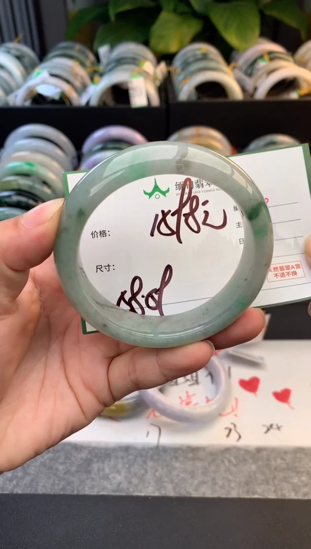 未镶嵌定制翡翠毛货需精细抛光+多人