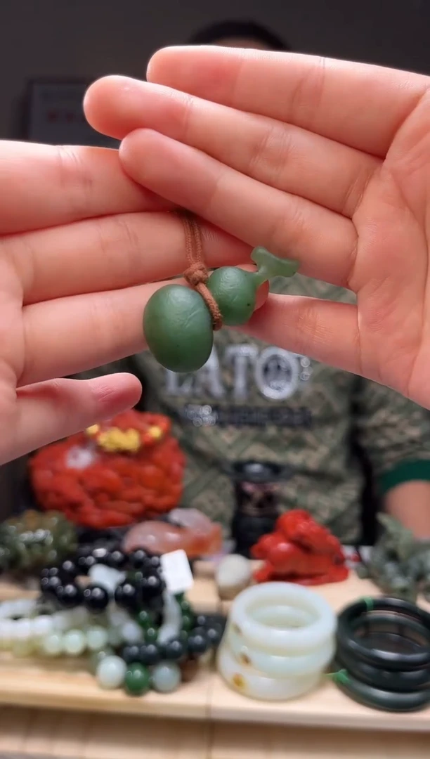 颈饰未镶嵌和田玉吊坠