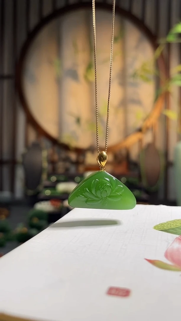 颈饰18K金镶嵌和田玉，碧玉，冰辣阳绿——荷花