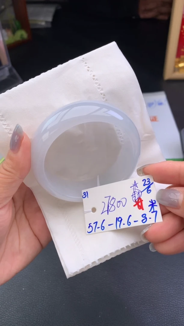 翡翠手镯未镶嵌玉手镯
