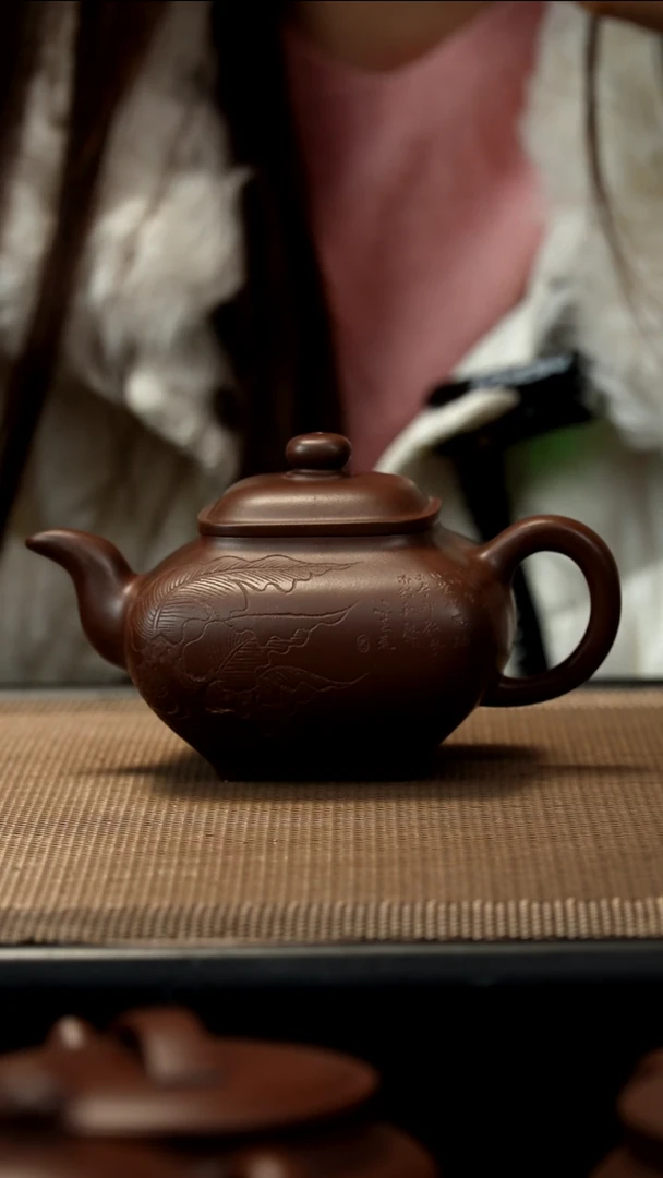 紫砂茶盏S***。老紫泥刻绘传炉150CC