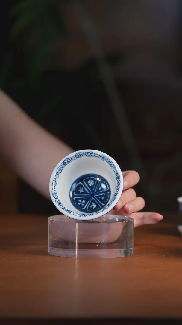 记蓝内绘八宝压手杯