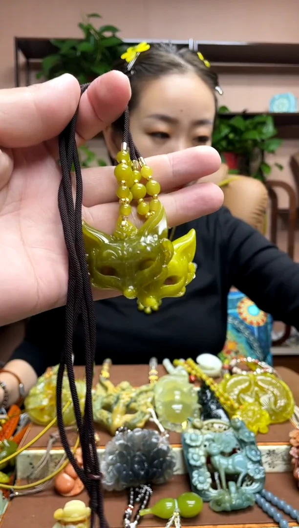 未镶嵌岫玉颈饰多样性发货发其中之一