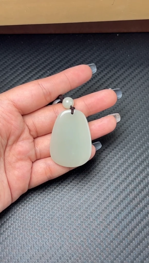 吊坠(赠链)未镶嵌和田玉且末微色差近矿吊坠K