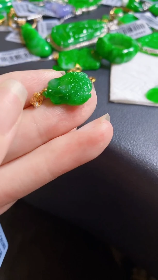 翡翠18K金镶嵌颈饰白菜