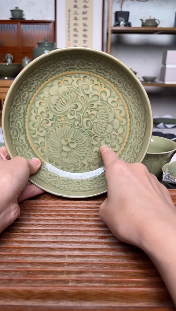 其他橄榄绿缠枝菊纹葵口盘  微瑕