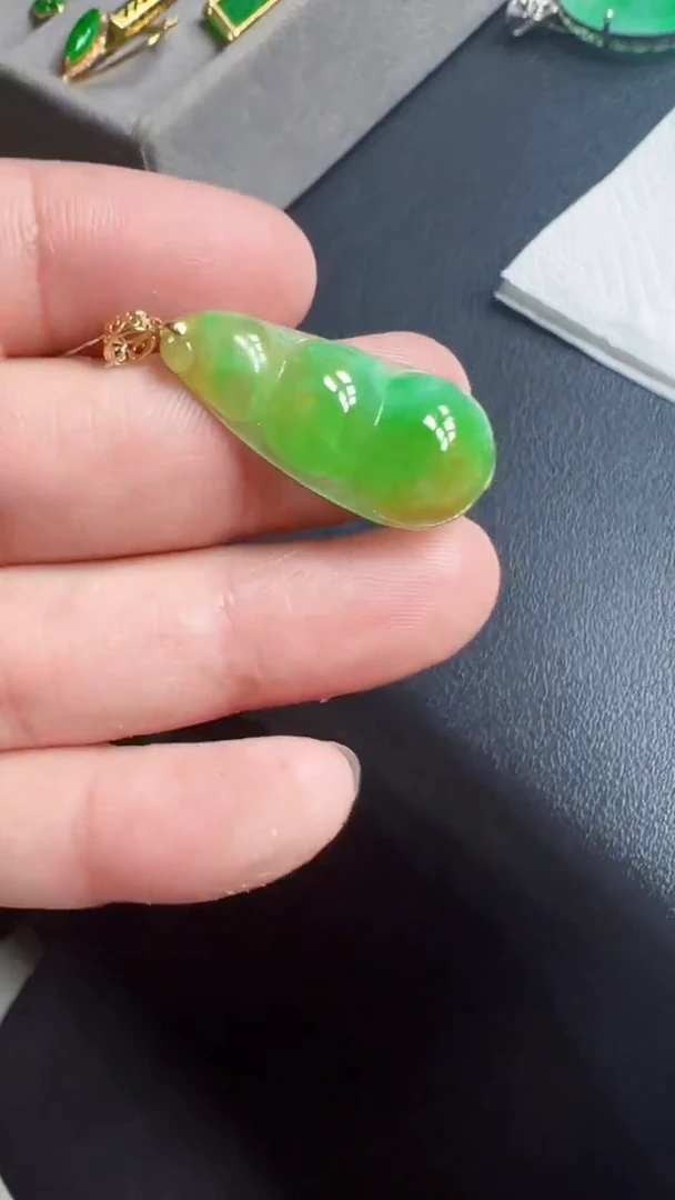 颈饰18K金镶嵌翡翠豆