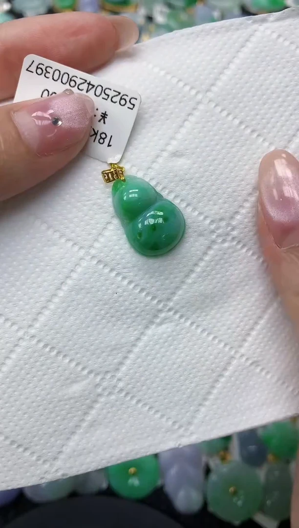 翡翠18K金镶嵌颈饰11111111111