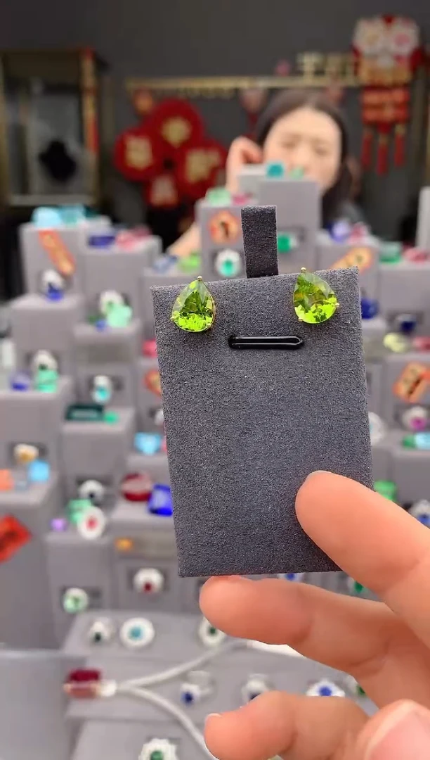 【闪购商品】橄榄石耳饰18K金镶嵌2.2ct橄榄石耳钉