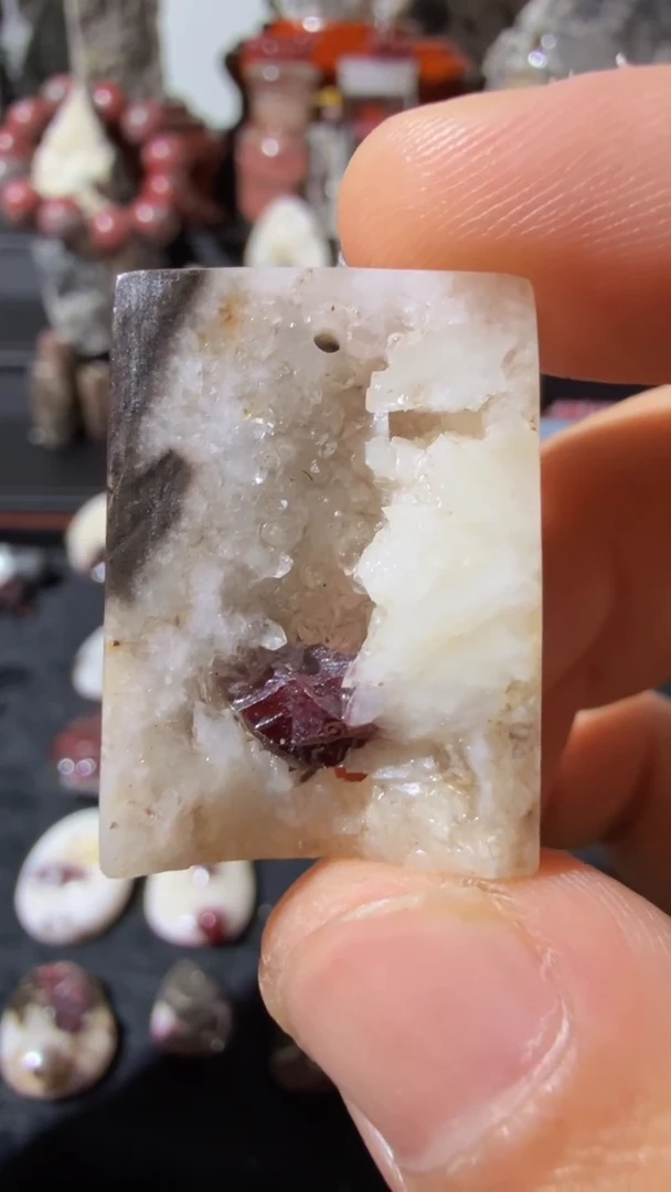 天然辰砂天然辰砂天然朱砂大晶砂随行吊坠