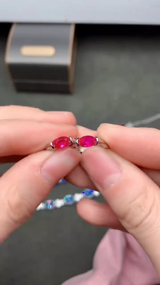 【闪购商品】红宝石耳饰银S925镶嵌......