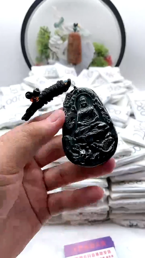 翡翠未镶嵌颈饰大日如来