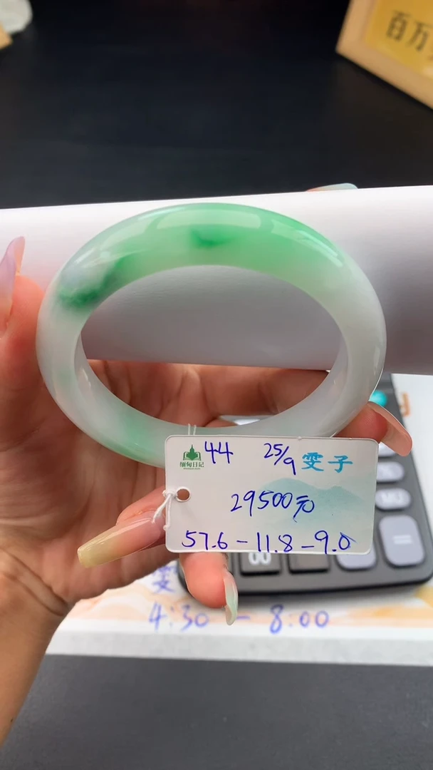 未镶嵌手镯翡翠自带#送人#，联系客服核对地址~