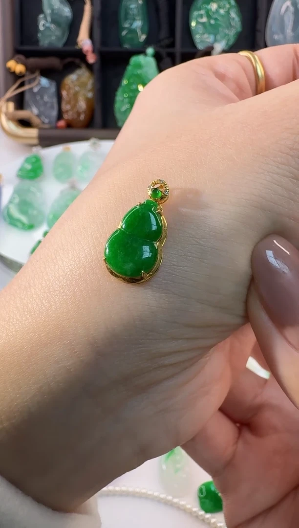 颈饰18K金镶嵌翡翠缅甸A货翡翠