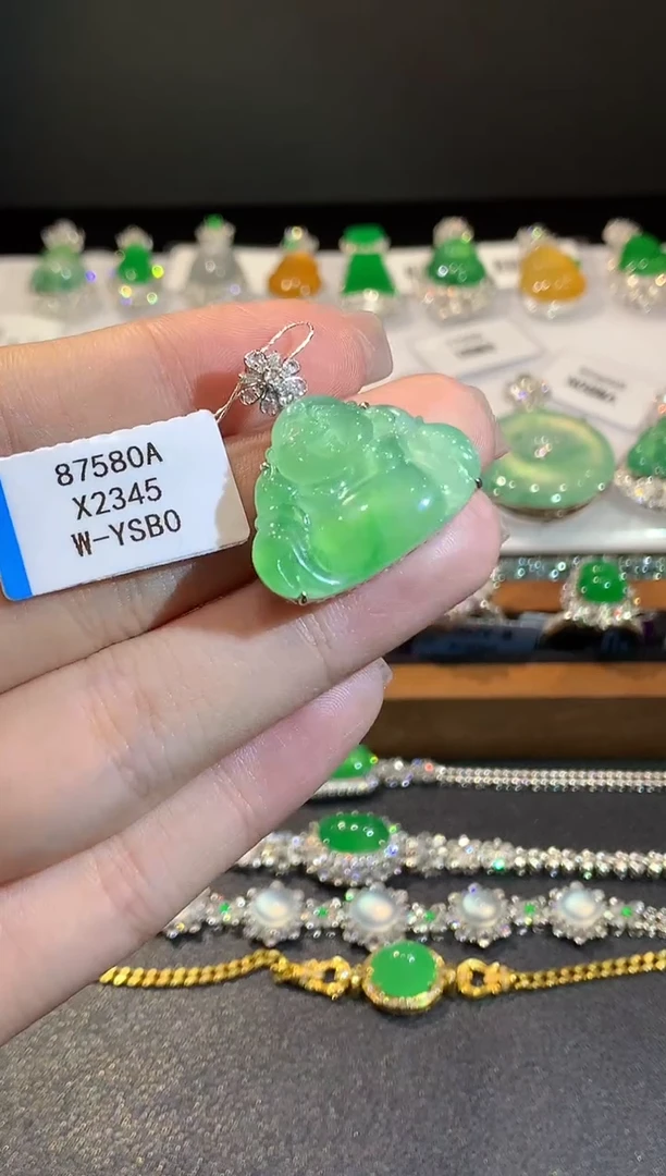 吊坠(不含链)18K金镶嵌翡翠多样性发其一