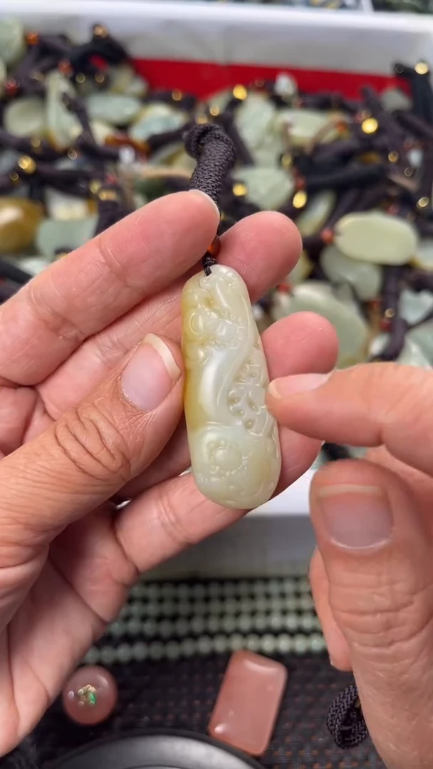 【闪购商品】和田玉颈饰未镶嵌多样性发货没有证书拍一发一有瑕