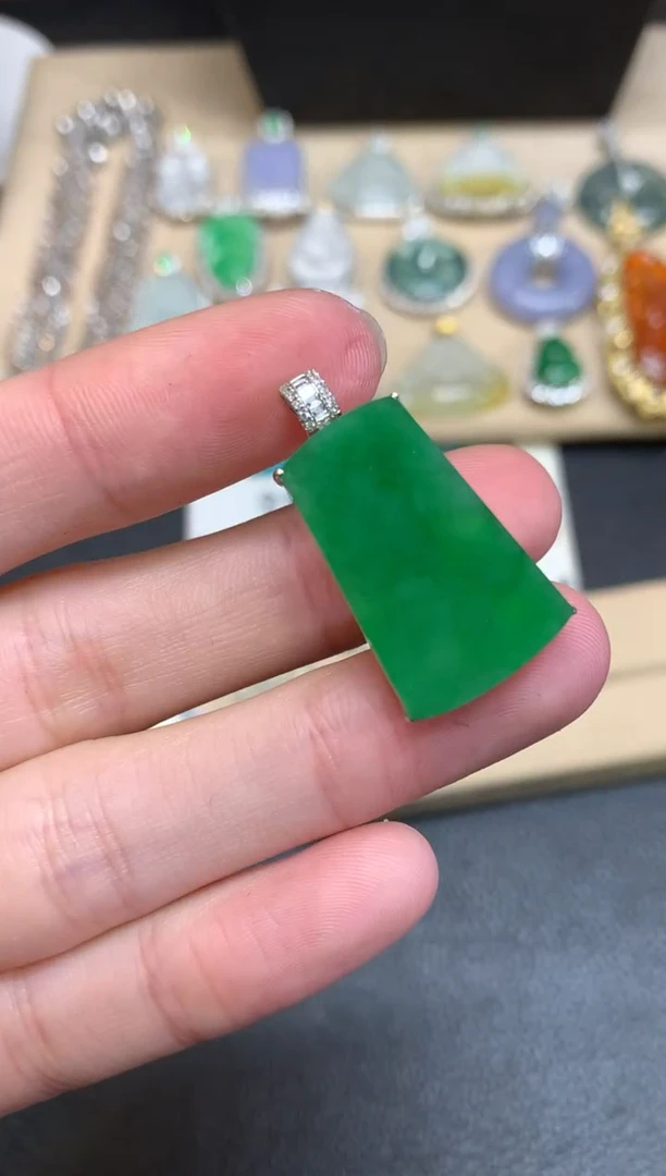 【闪购商品】翡翠颈饰18K金镶嵌无事牌【无服务费】