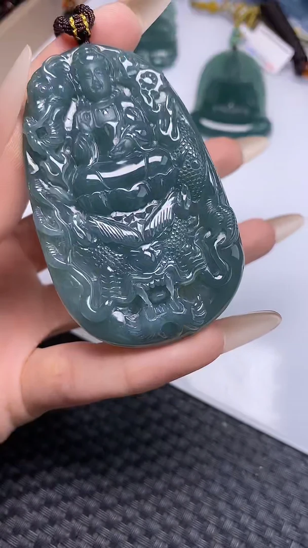 颈饰未镶嵌翡翠
