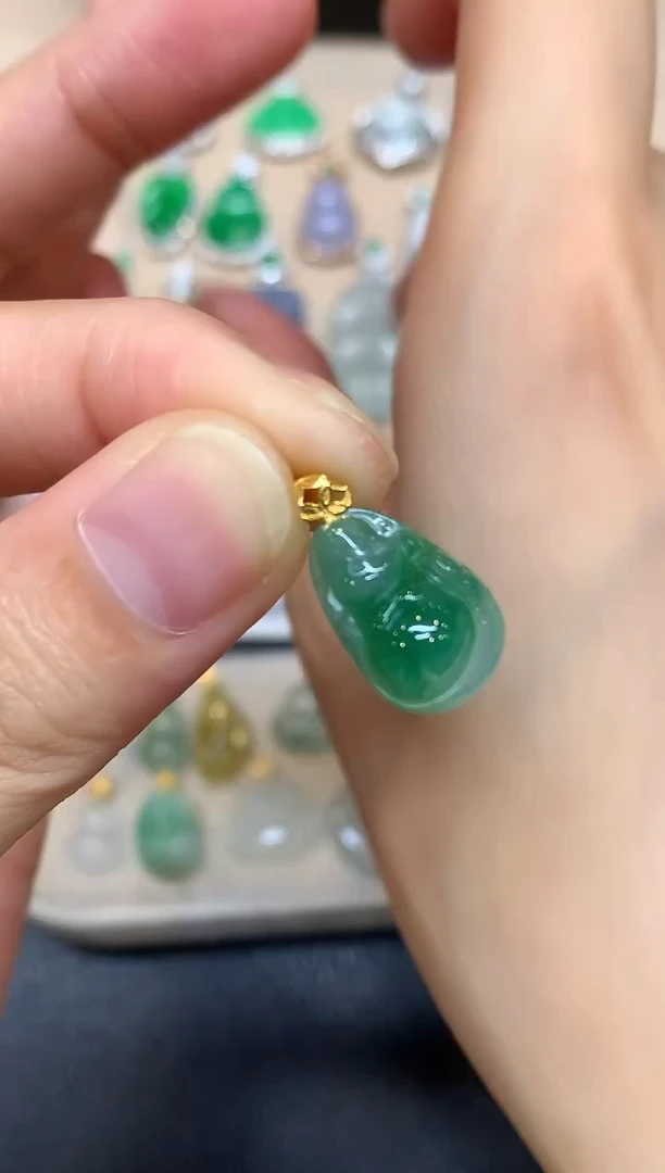 颈饰18K金镶嵌翡翠站佛【无服务费