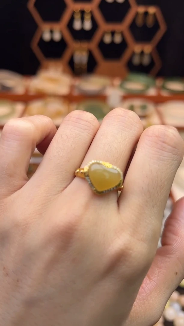 18K金镶嵌戒指和田玉福利