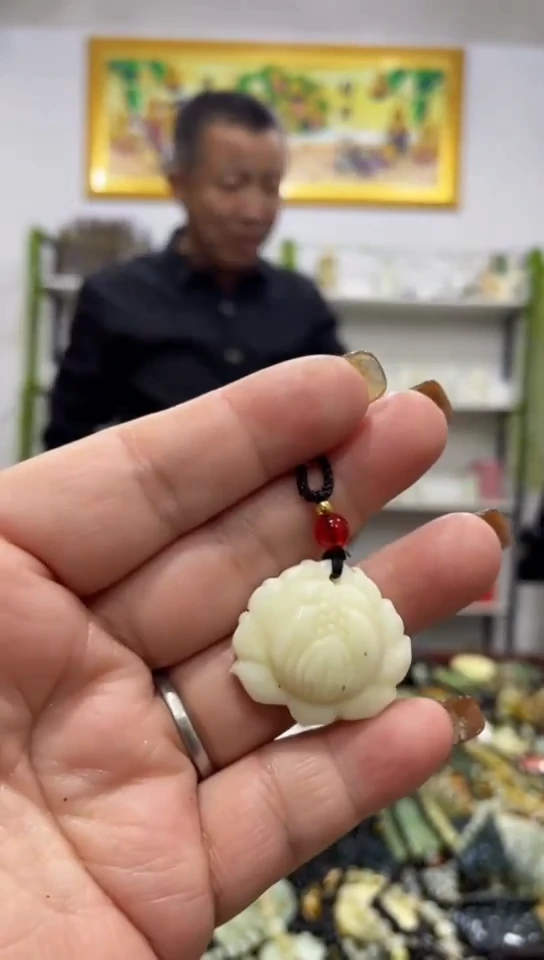 未镶嵌蛇纹石玉吊坠
