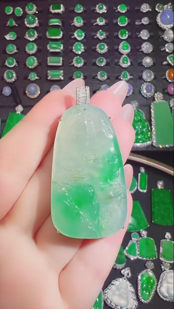 翡翠18K金镶嵌颈饰吊坠