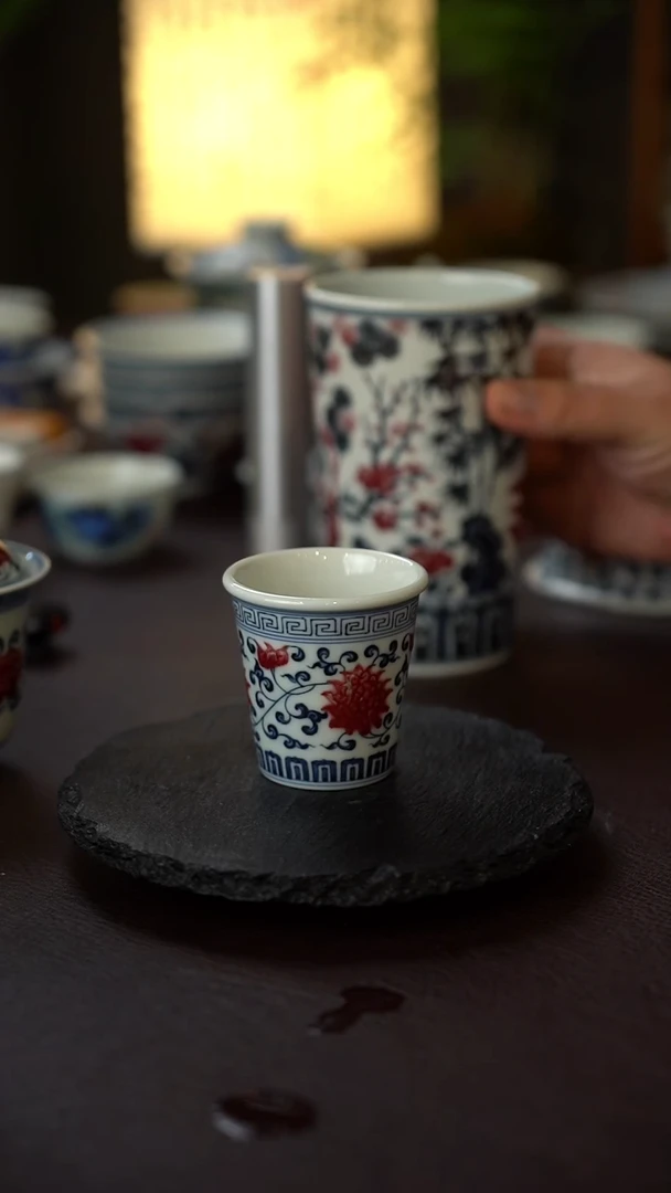 31号景德镇全手工手绘青花釉里红缠枝莲可乐杯