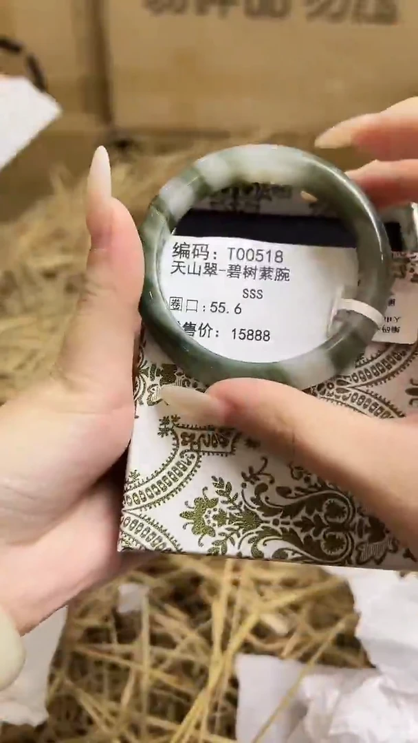 未镶嵌手镯石英质玉T00518