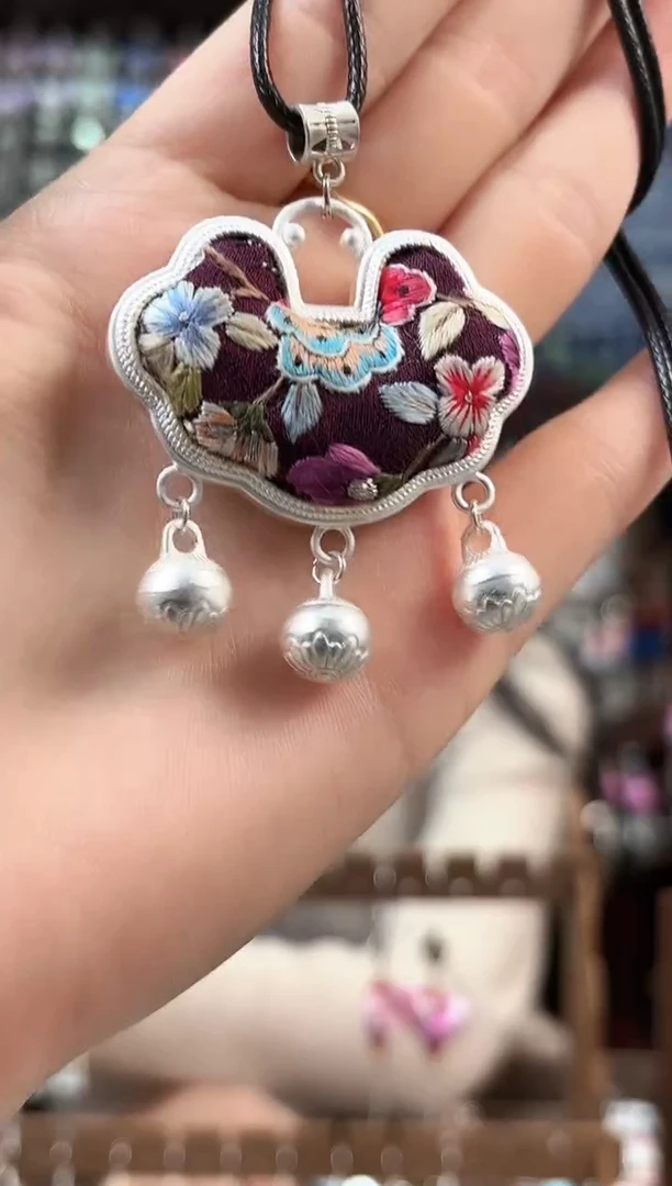 织绣民族风非遗老绣饰品252