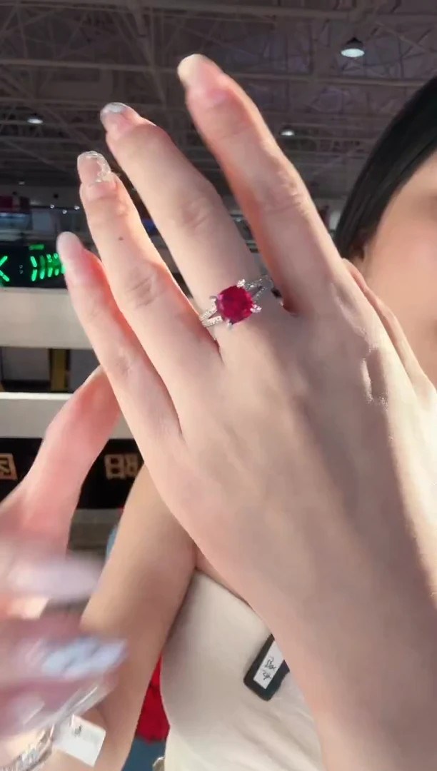 铂Pt950镶嵌戒指钻石红色