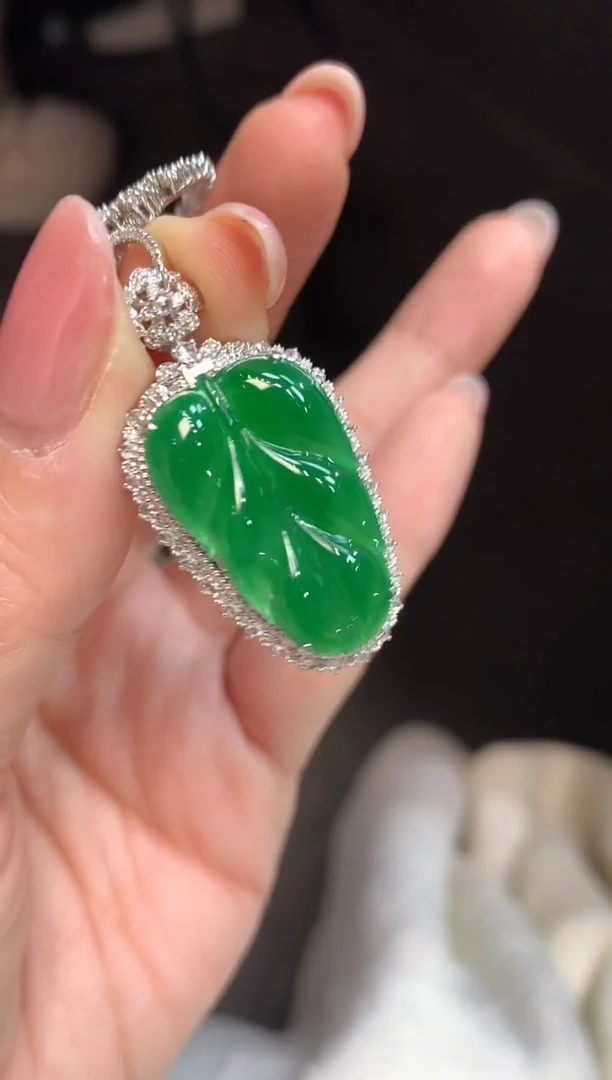 【闪购商品】翡翠吊坠(不含链)18K金镶嵌C27