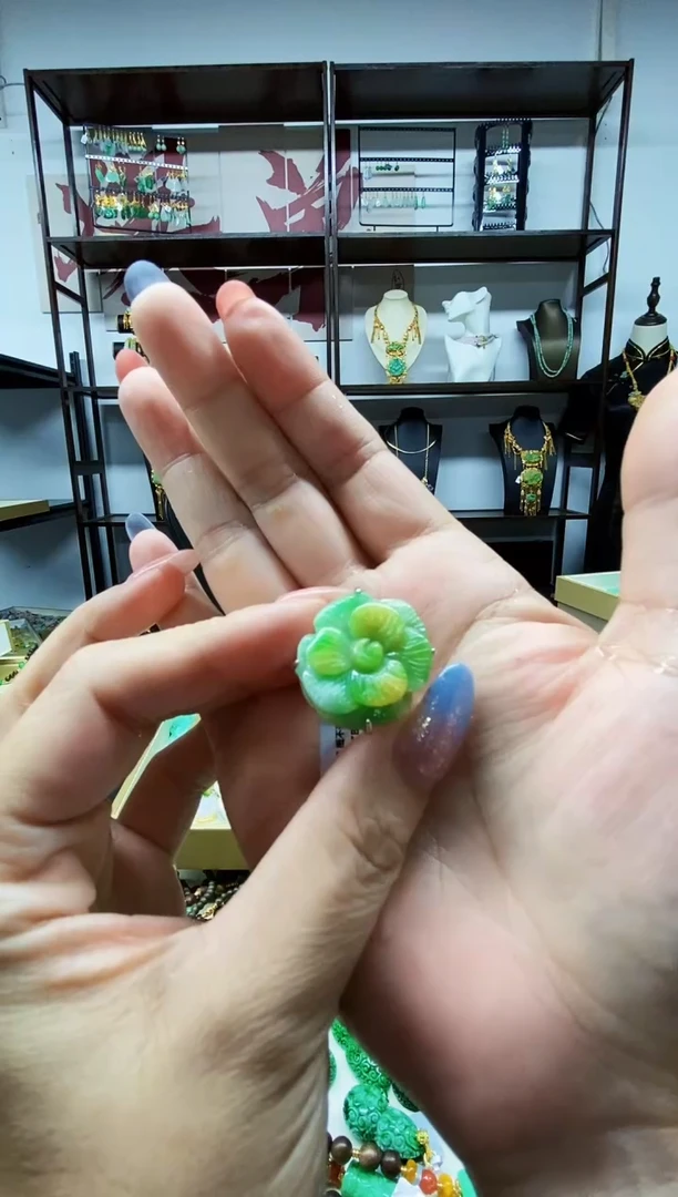 颈饰未镶嵌翡翠戒指