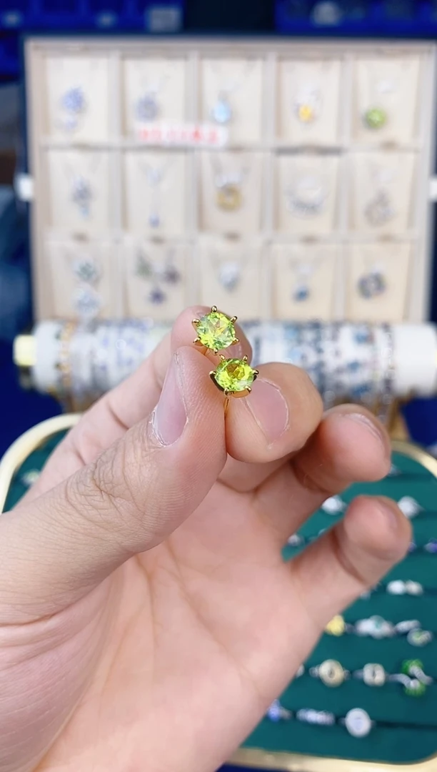 【闪购商品】橄榄石耳钉银S925镶嵌带证书