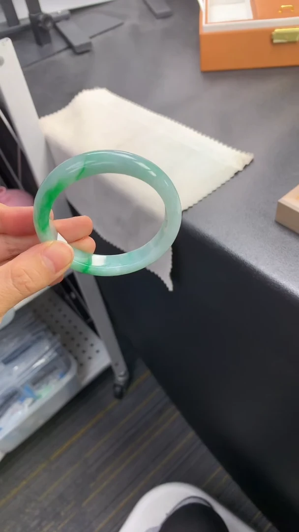 未镶嵌手镯（贵妃镯）翡翠退货需手镯吊牌标签完好