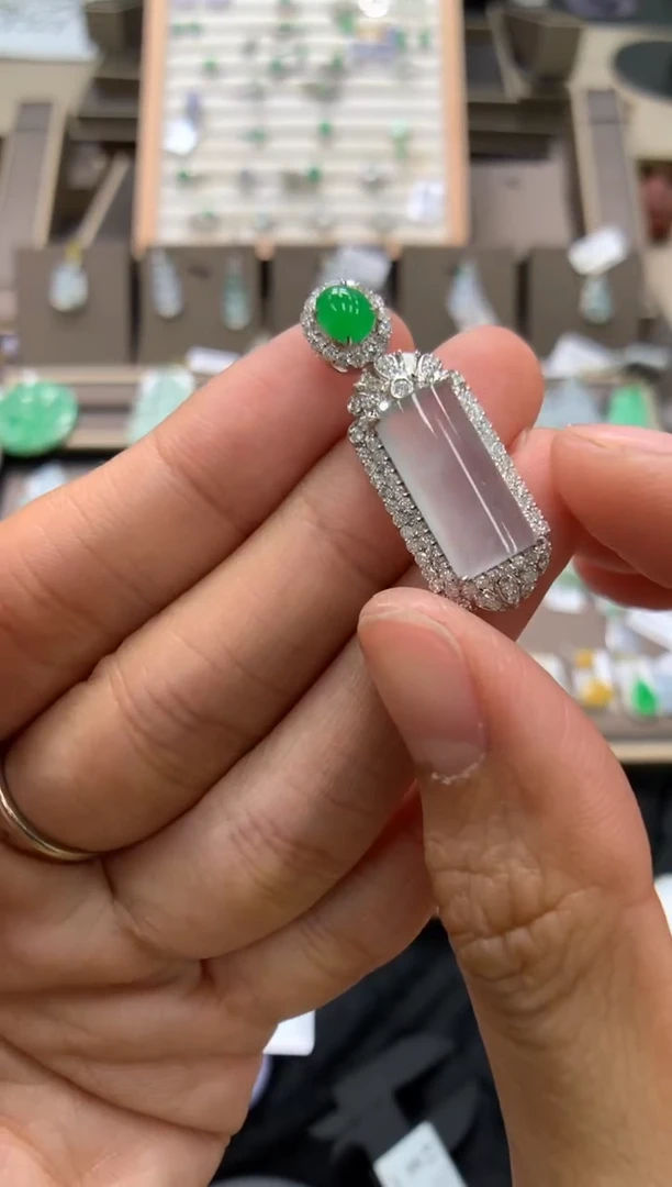 颈饰18K金镶嵌翡翠无事牌