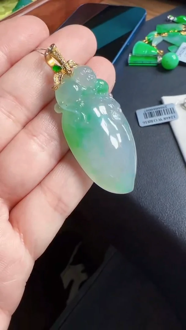 颈饰18K金镶嵌翡翠桃