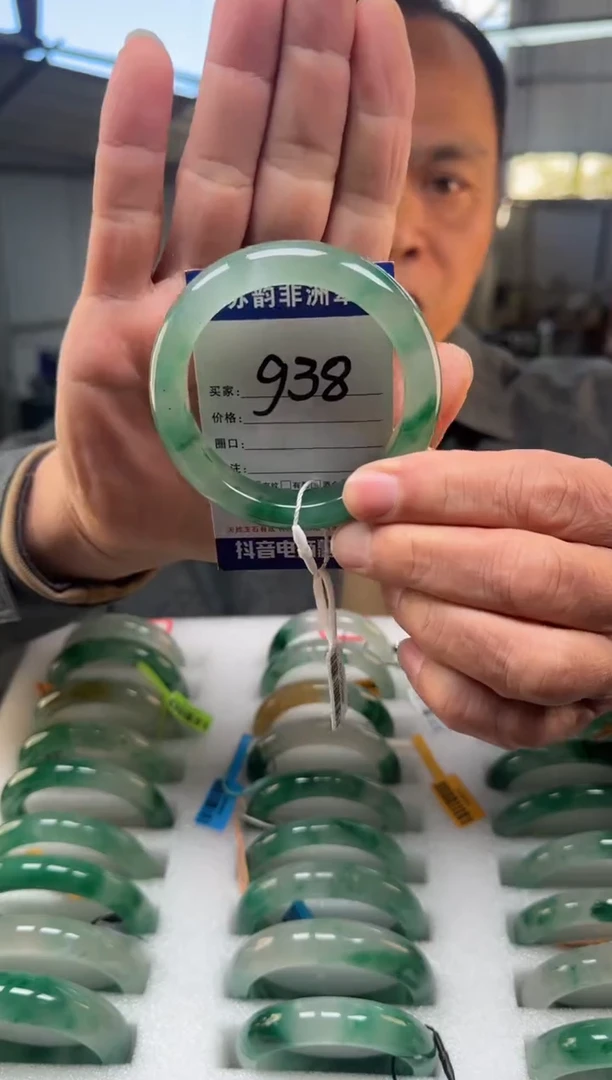 未镶嵌手镯石英质玉（非洲翠）58+