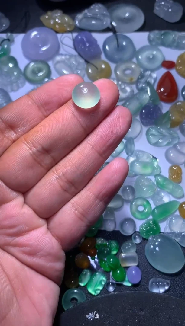 【闪购商品】翡翠颈饰未镶嵌蛋面