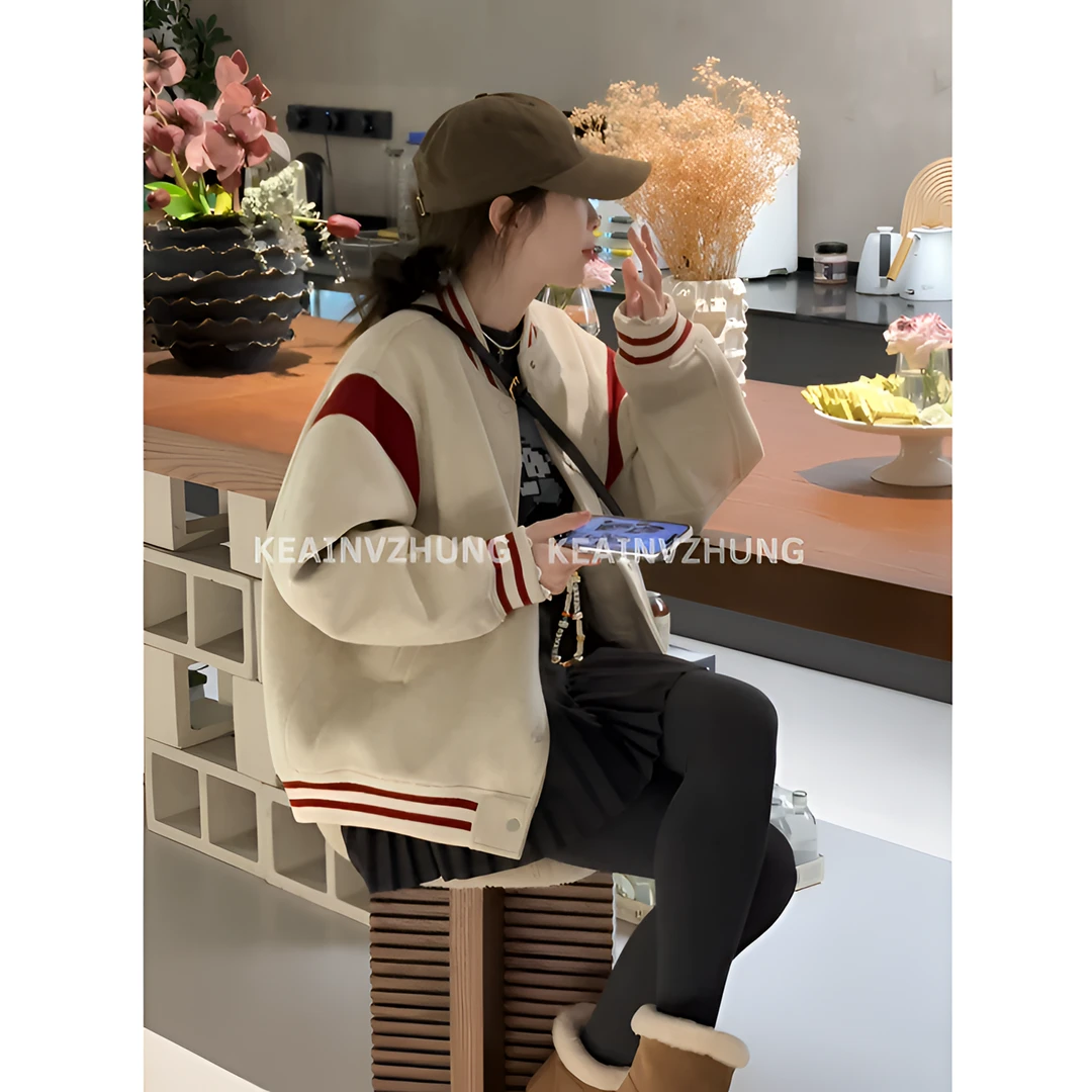 【维多利亚】冬季新款美式复古刺绣撞色新国标90白鸭绒棒球羽绒服