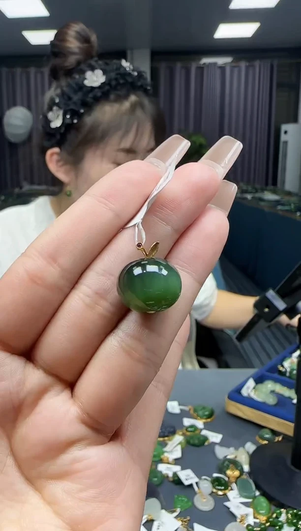 【闪购商品】和田玉挂件18K金镶嵌1