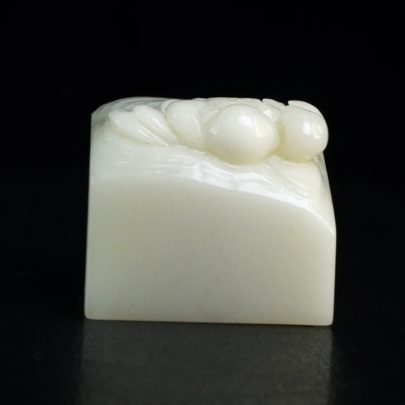 7寿山石善伯洞白莲印章79.4克3.4x3.4x3cm，18Q