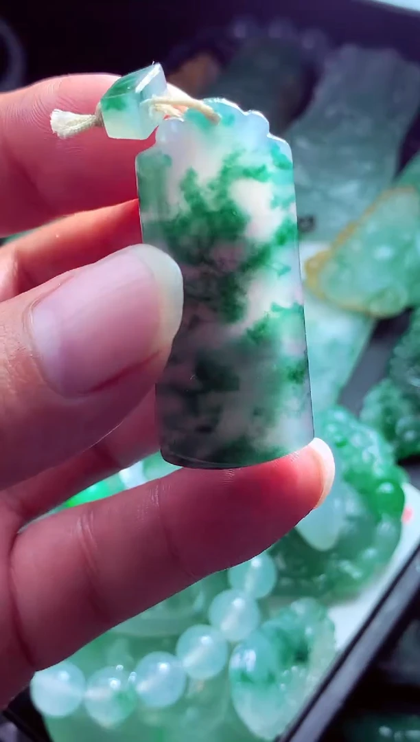 未镶嵌定制翡翠b****?翡翠毛货定制
