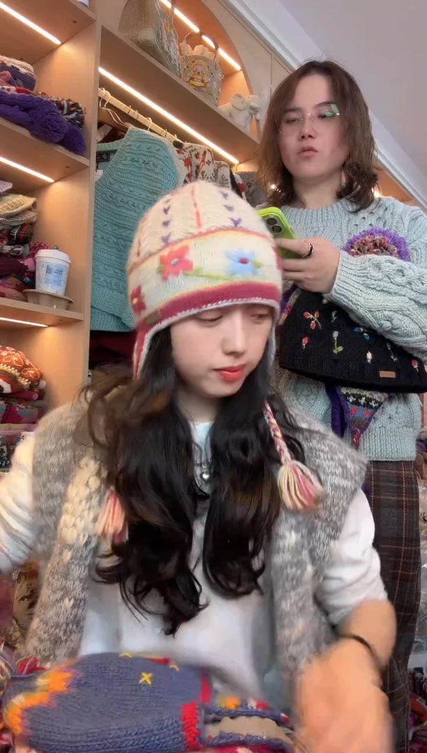 羊毛美利奴浅灰色刺绣护耳帽