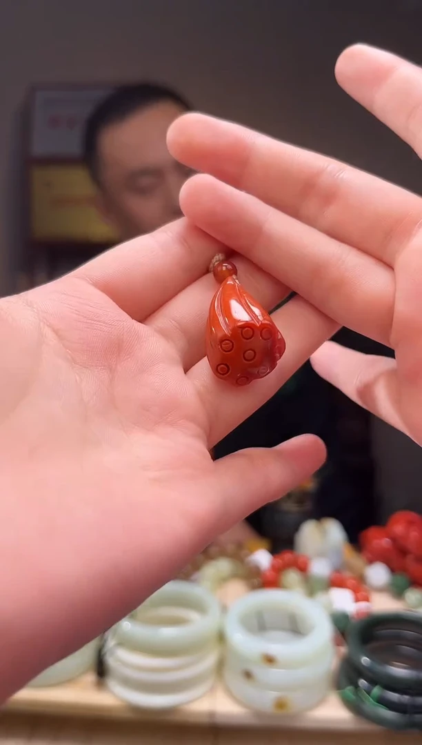 颈饰未镶嵌南红玛瑙吊坠