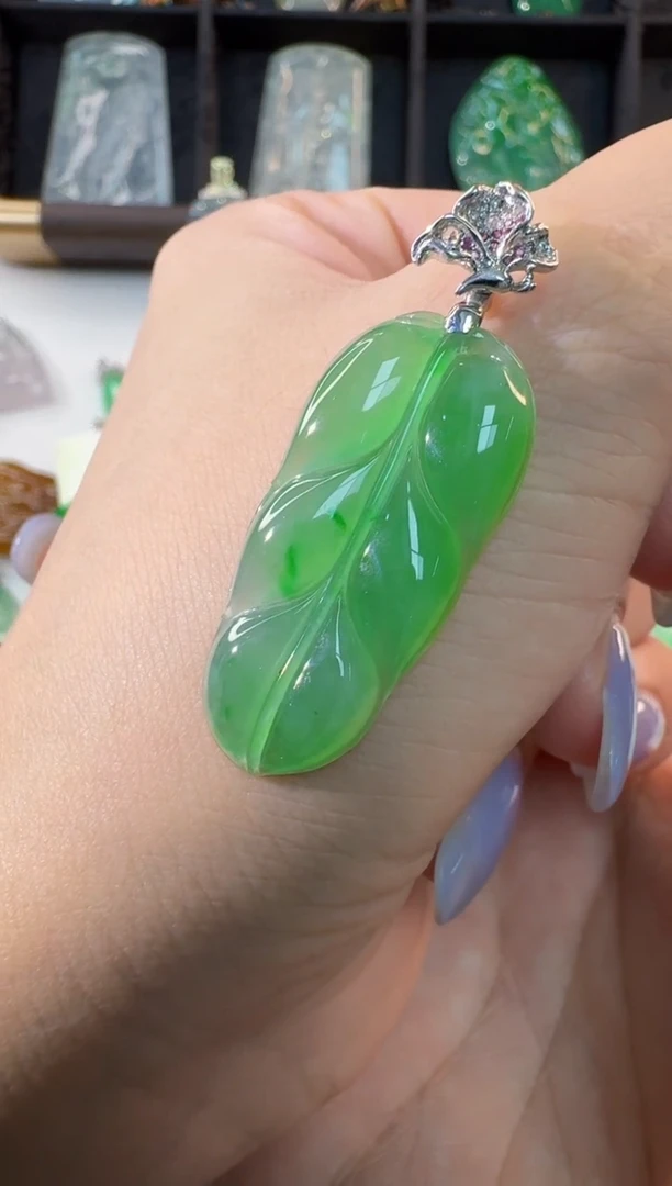 颈饰18K金镶嵌翡翠缅甸A货翡翠