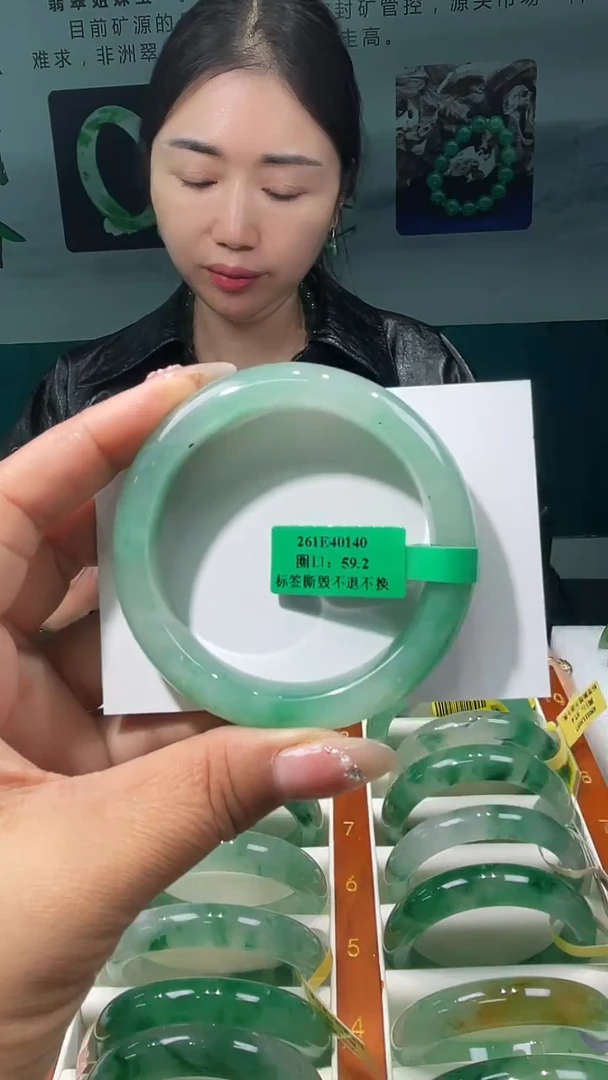 未镶嵌手镯石英质玉（非洲翠）手镯