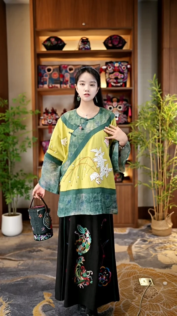 刺绣私人定制苗族手工衣服A9935