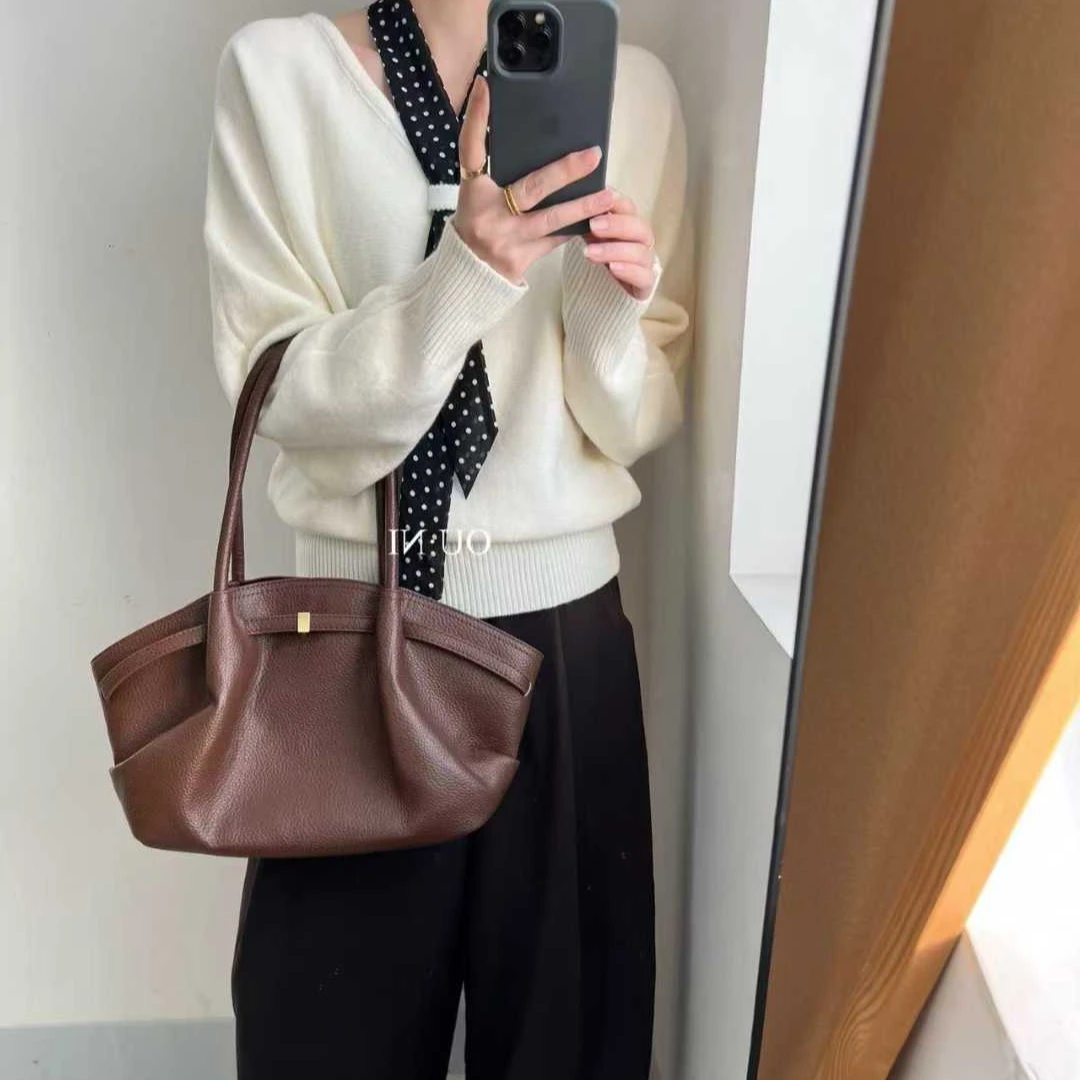 别致显瘦休闲简约V领长袖毛衣秋冬新款韩系设计感独特套头针织衫