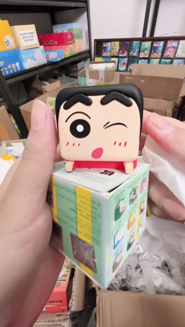 搪胶正版蜡笔小新wink小新方块